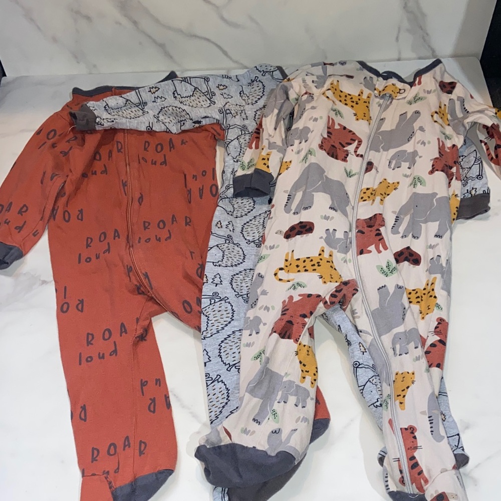 Bundle Baby Onesies Carters,Gerber,Gap and Old Navy Hooded Size 6-9 Months